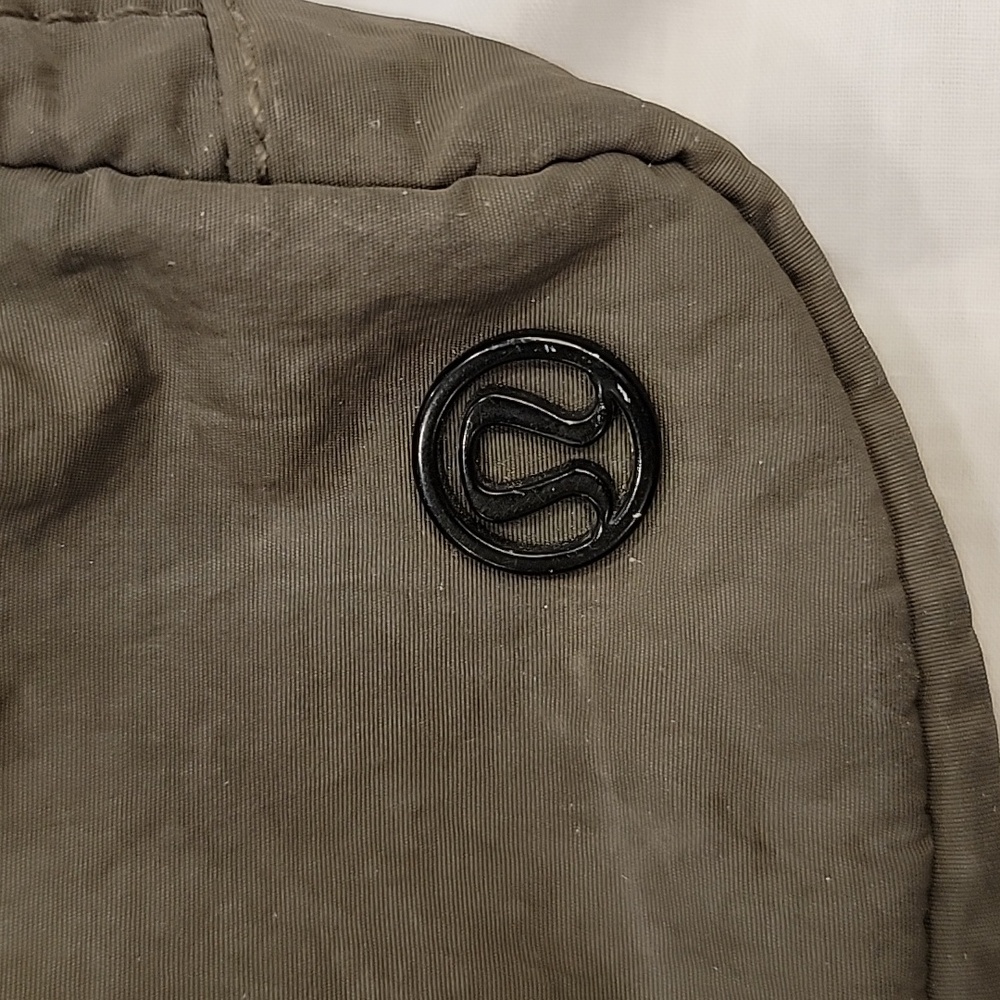 Lululemon Everywhere Belt Bag Army Green - Picture 2 of 13